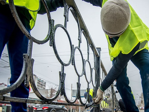 В Омске покрасят 950 остановок и 80 км ограждений