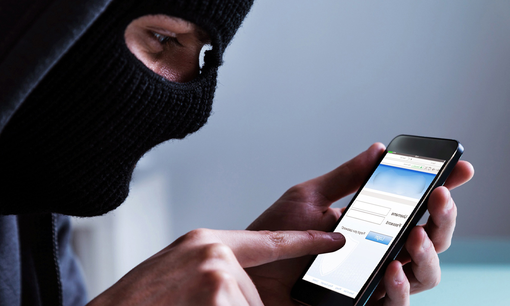 В Омске семейная пара перевела мошенникам сбережения на сумму более 20 миллионов рублей