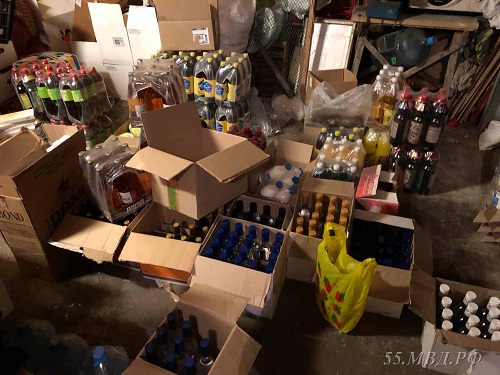 В Омской области из магазина изъяли крупную партию контрафактного алкоголя и сигарет