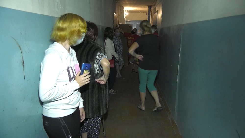 После материала 12 канала в затопленном доме на 1-й Железнодорожной проверяют крышу