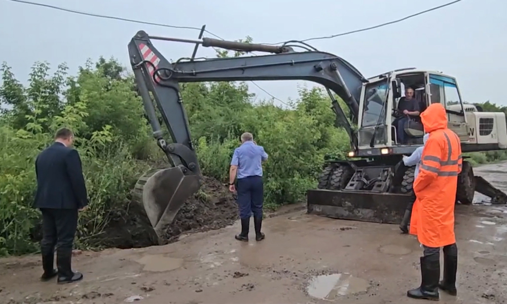 В Омске специалисты дорожных служб усилили работу по откачке воды с городских улиц