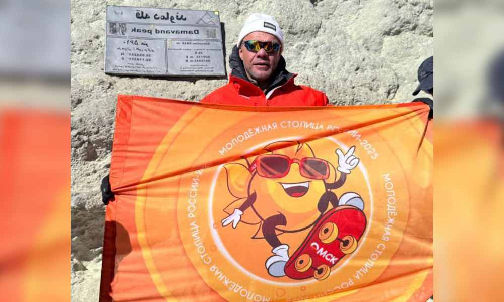 Омич Алексей Перегуда развернул флаг Молодёжной столицы на высшей точке Ближнего Востока