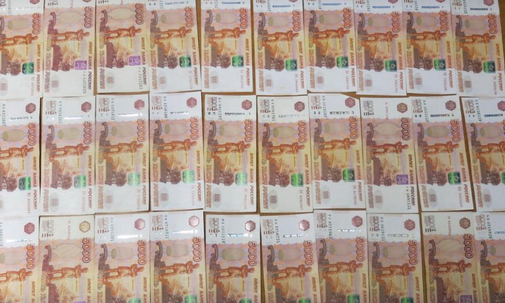 Работники омской таможни задержали пассажира, который хотел вывезти из страны крупную сумму денег без оформления декларации