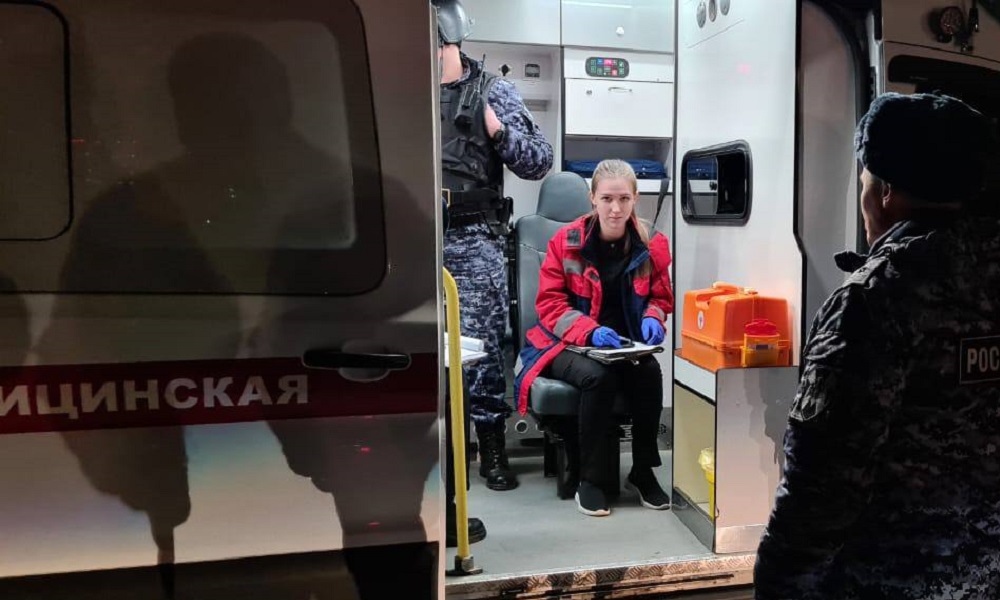 Виталий Хоценко наградил омского фельдшера за смелость 