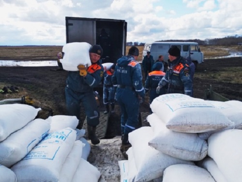 Отрезанным от большой земли омичам привезли всё необходимое