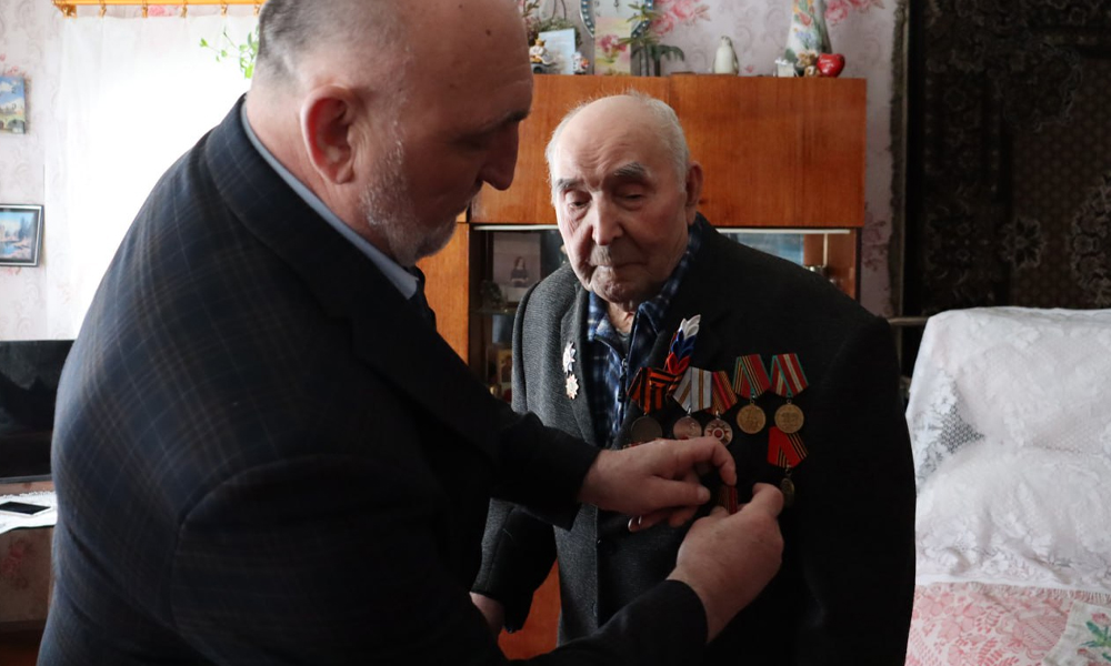 В Колосовском районе ветеранам вручили юбилейные медали к 80-летию Победы