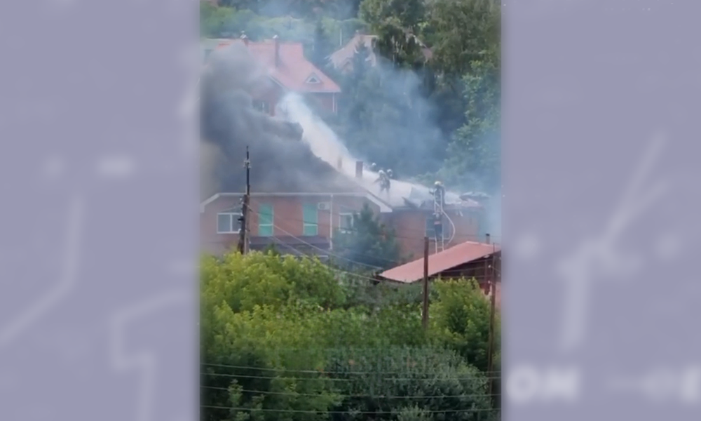 В Омске на улице 1-й Садовой загорелся частный дом