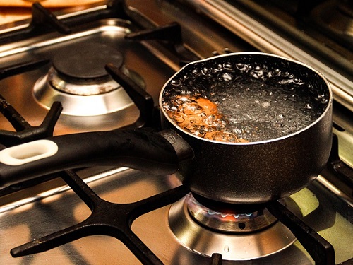 Житель Омской области плеснул жене в лицо кипятком