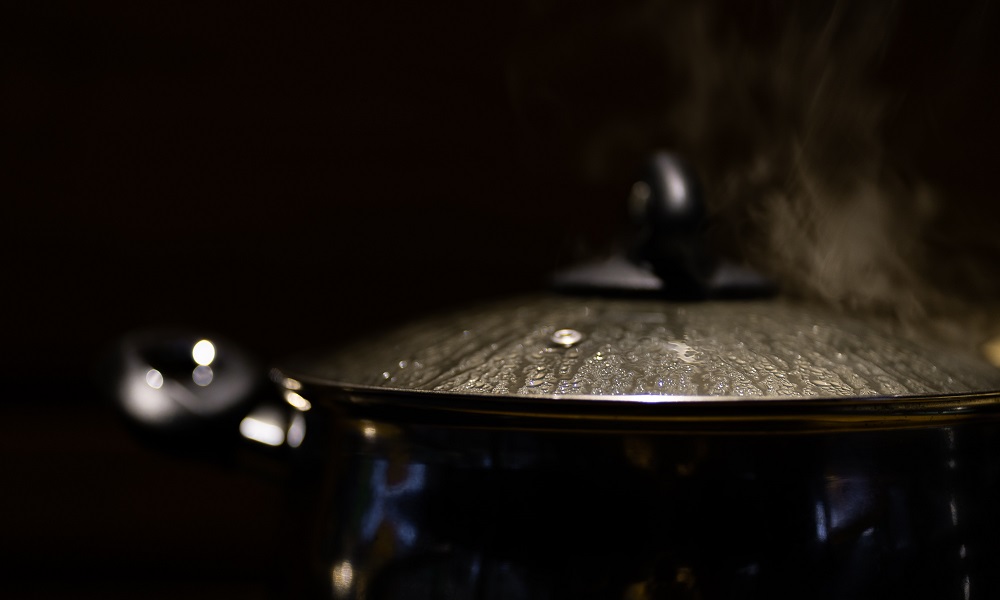 Во время ссоры сожитель облил омичку кипятком из кастрюли 