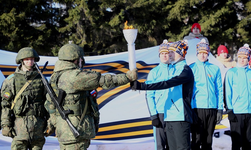 В омском парке Победы торжественно зажгли огонь «Праздника Севера» и отправли в Нижнеомский район