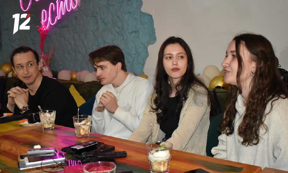 «Мы на сцене очень много хулиганим»: актёры и режиссёр ГДТ им. Любови Ермолаевой рассказали о премьере