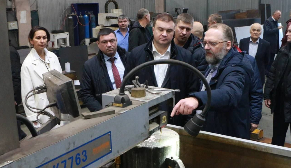 Губернатор Виталий Хоценко познакомился с работой двух промышленных предприятий
