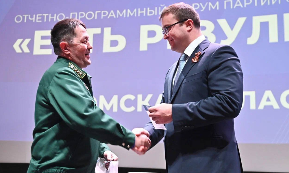 Виталий Хоценко вручил партбилеты участникам проекта «ПРОдвижение ГЕРОЕВ»