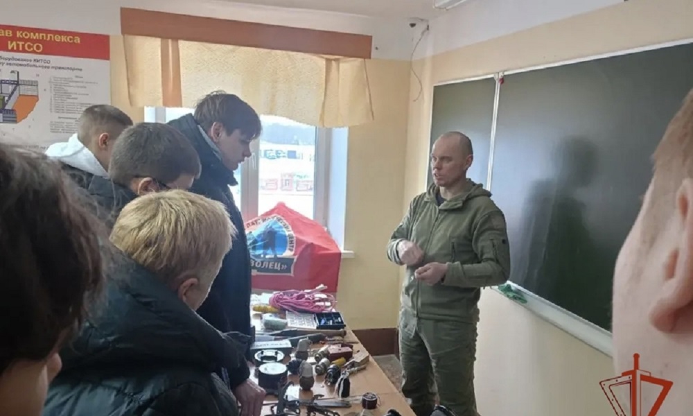 В омской воинской части Росгвардии прошёл урок мужества с финалистом проекта «ПРОдвижение ГЕРОЕВ»