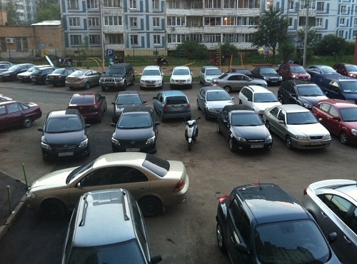 Телезрители 12 канала узнают о проблемах парковки в омских дворах