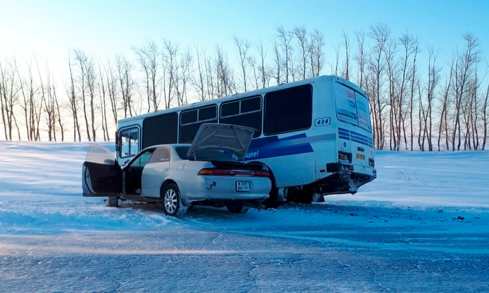 В Омской области Toyota влетела в автобус с семнадцатью пассажирами
