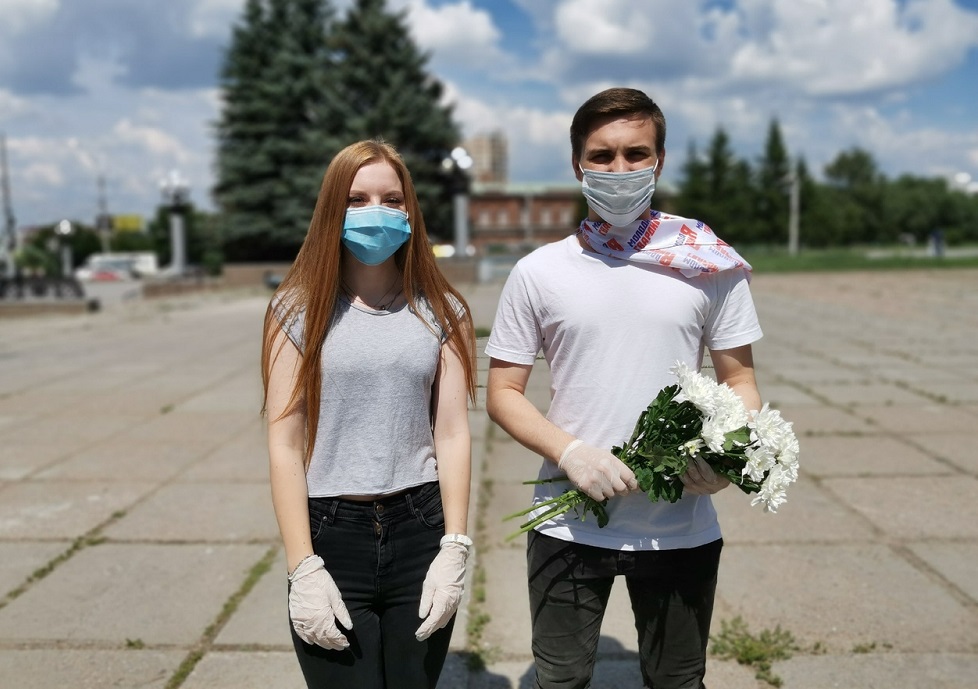 На Театральной площади омичам дарили цветы в честь Дня семьи, любви и верности