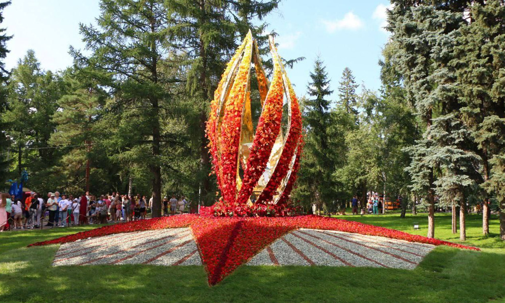 Виталий Хоценко принял участие в открытии 73-й выставки «Флора» в Омске