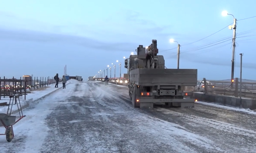 В Омске на мосту имени 60-летия ВЛКСМ продолжают менять опорные части
