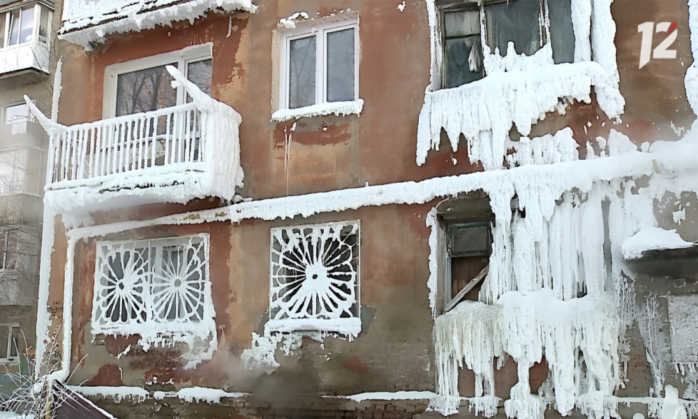 Жильцы трёх квартир аварийной пятиэтажки на улице 50 лет Профсоюзов в Омске отказываются покидать дом