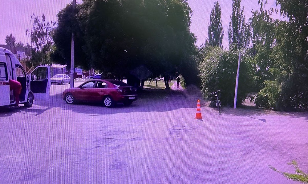 В Омской области девушка на Mazda сбила 10-летнего велосипедиста на тротуаре