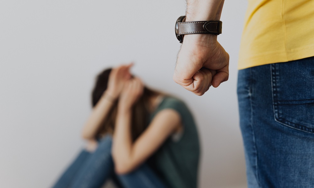 Пьяный ревнивый омич до смерти избил возлюбленную из-за её близкого друга