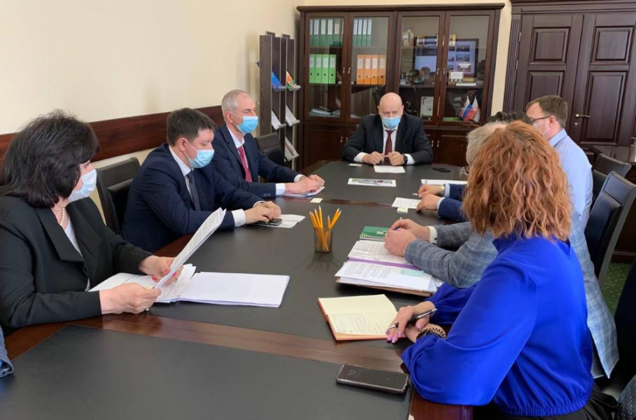 Мэр Омска Сергей Шелест обсудил поставки подметально-уборочных машин из Кузбасса 