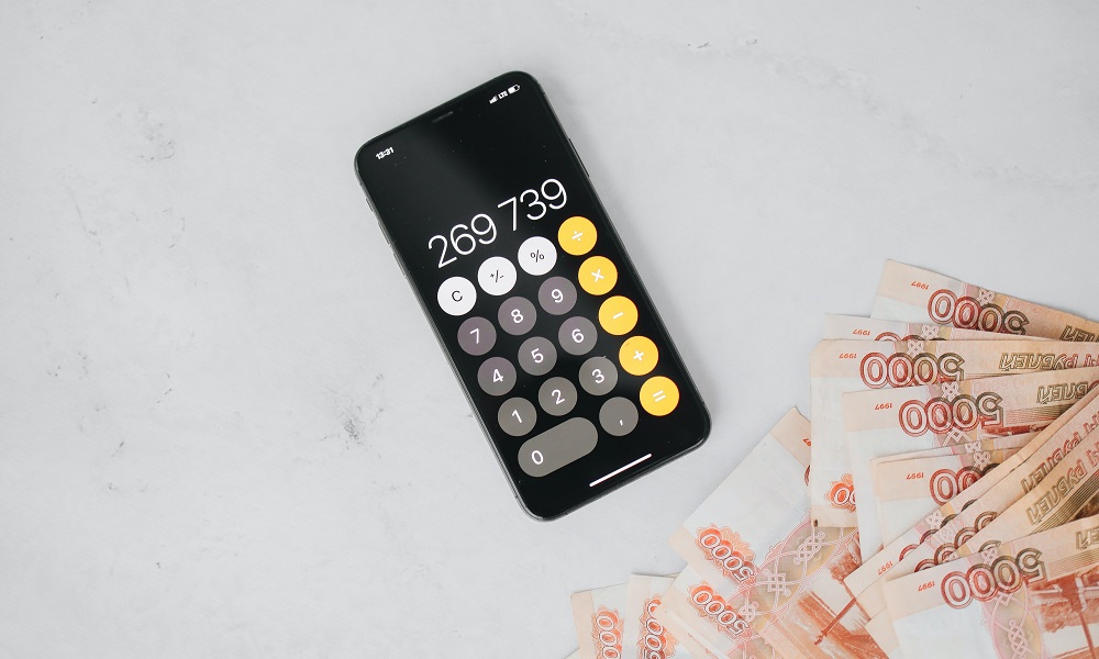 Лишился почти 4 млн рублей: омич с помощью мошенников пытался заработать на акциях нефтедобывающей компании