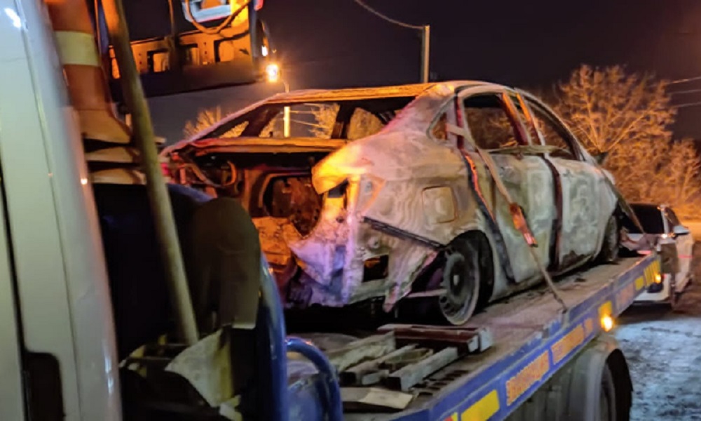 Сначала у омича похитили детали его «Лады», потом подожгли её, а затем увезли на эвакуаторе сгоревший кузов