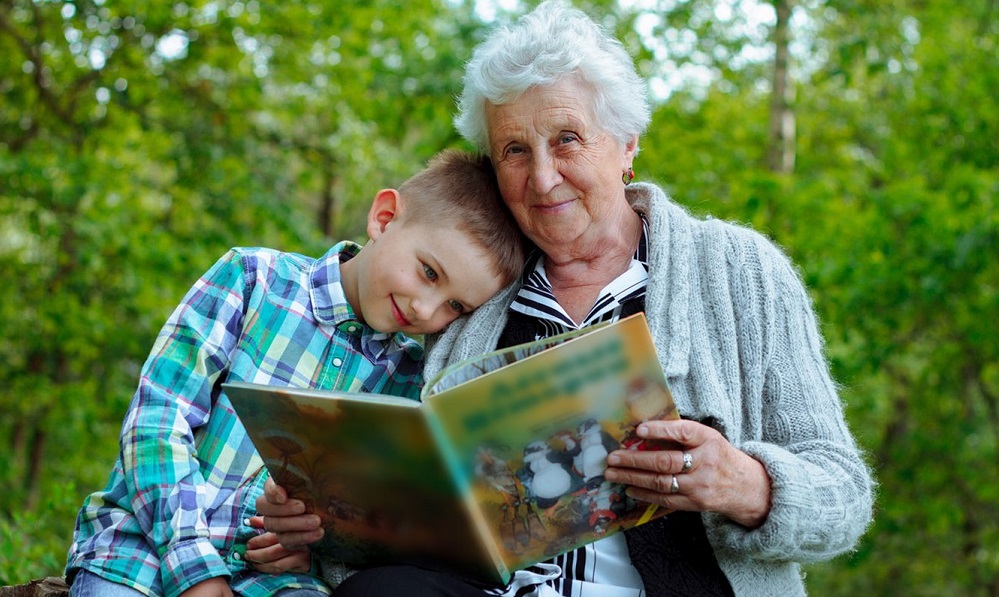 Омичи могут подарить детям и одиноким пенсионерам подписку на издание