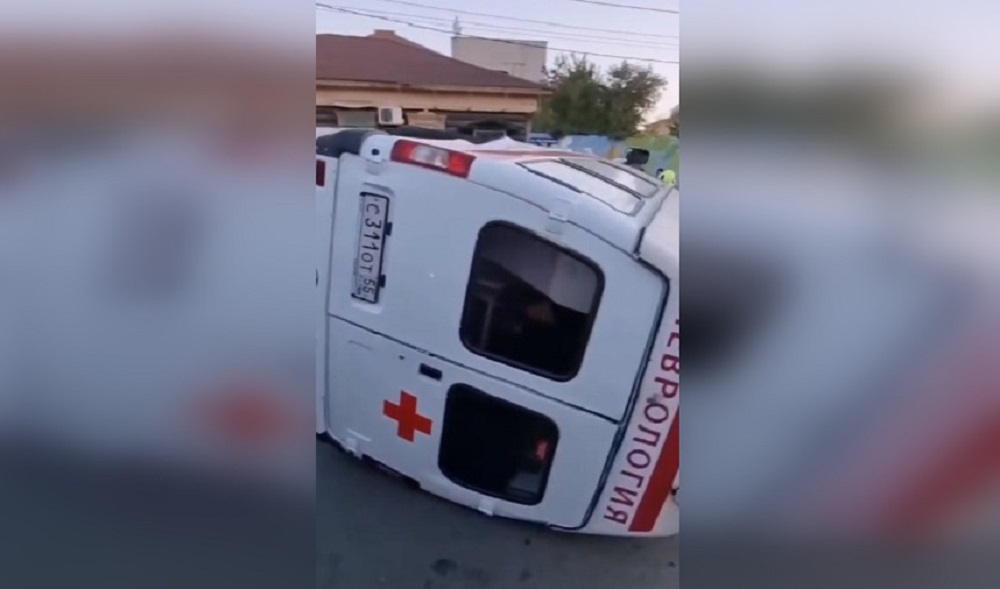 На перекрёстке улиц Герцена и Булатова скорая опрокинулась набок