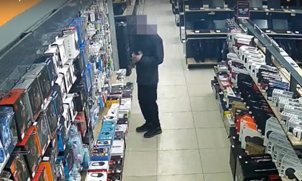 Омич целый месяц похищал товары из магазина электроники