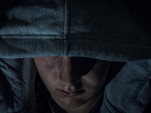 В Омске серийный грабитель нападал на пожилых женщин