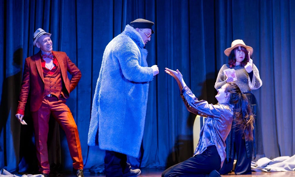 В Омске состоялась премьера спектакля, в котором актёры-любители сыграли самих себя (12+)