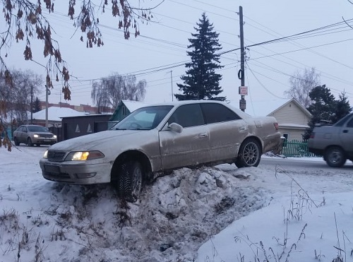 В Омске Toyota сбила стоявших на обочине женщин