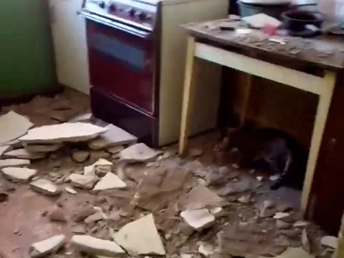 В Омске в жилом доме ночью обвалился потолок