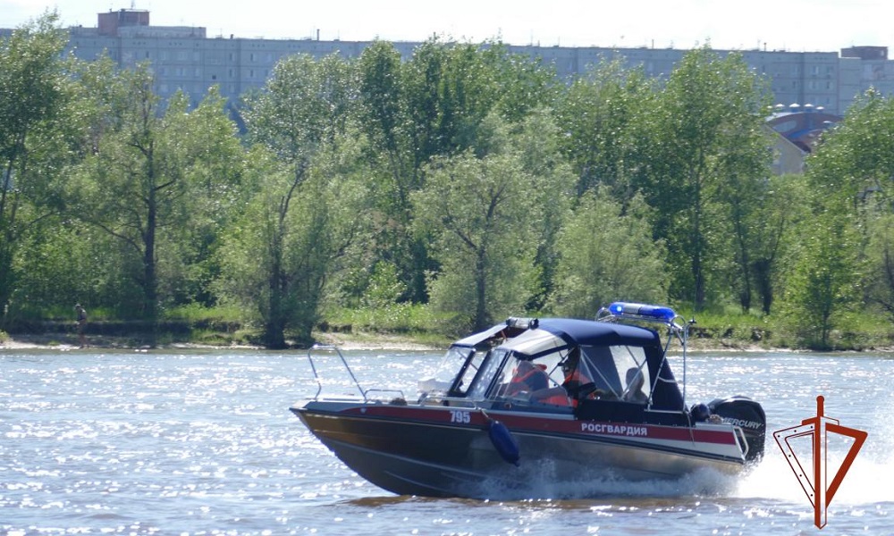 Омские росгвардейцы спасли тонувшего в Иртыше мужчину