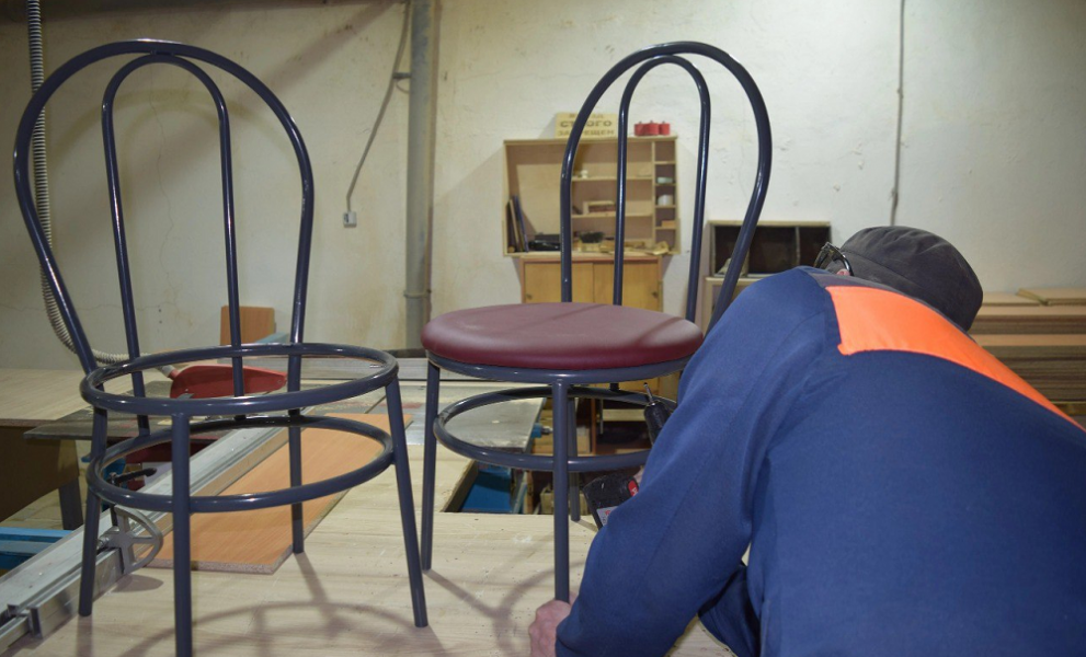 В исправительной колонии № 6 делают мебель для одного из омских образовательных учреждений