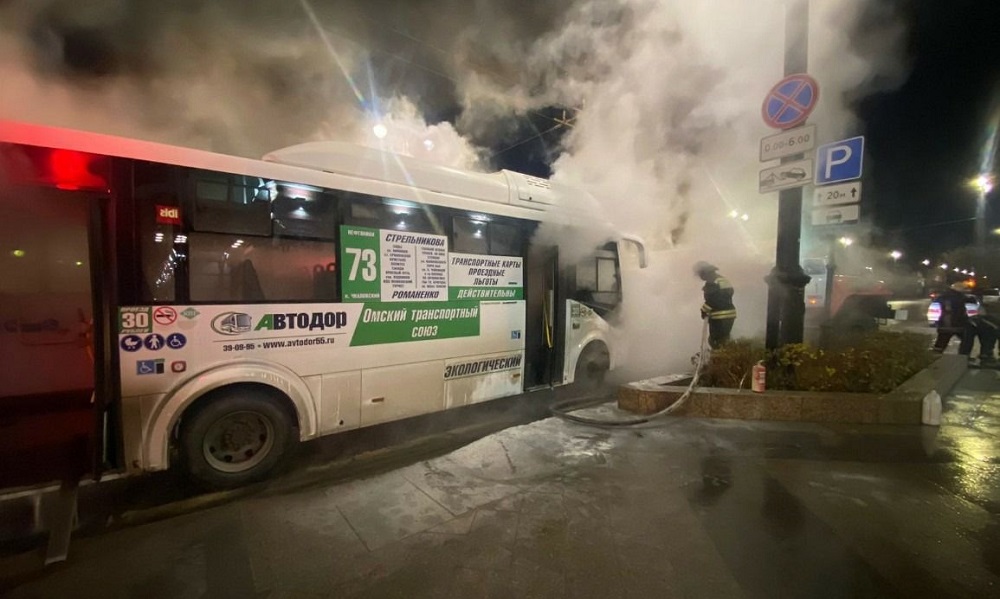 В Омске на улице Ленина загорелся автобус с пассажирами внутри 