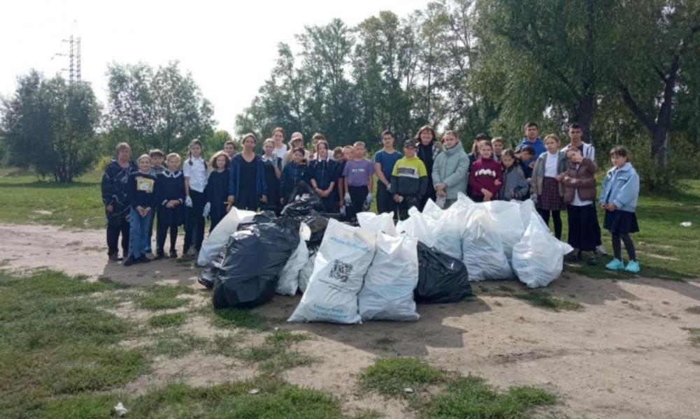 Омские юные экологи совместно с регоператором убрали свалки на берегу двух водоёмов