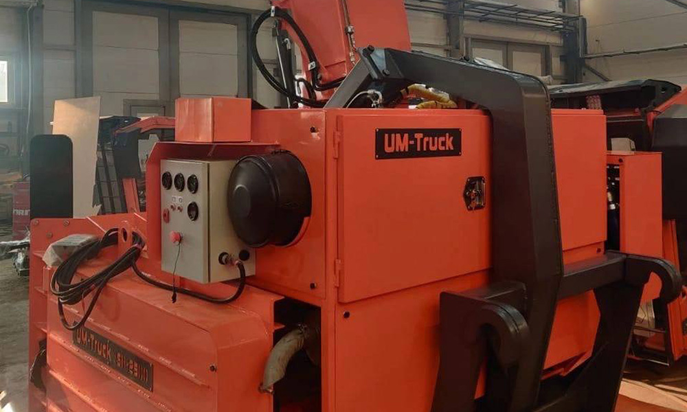 В мэрии Омска закупили новую снегоочистительную дорожную технику 