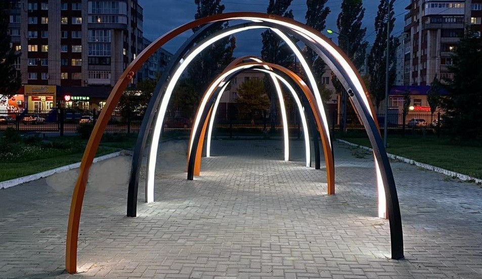 В Омске установили арки цветов Георгиевской ленты