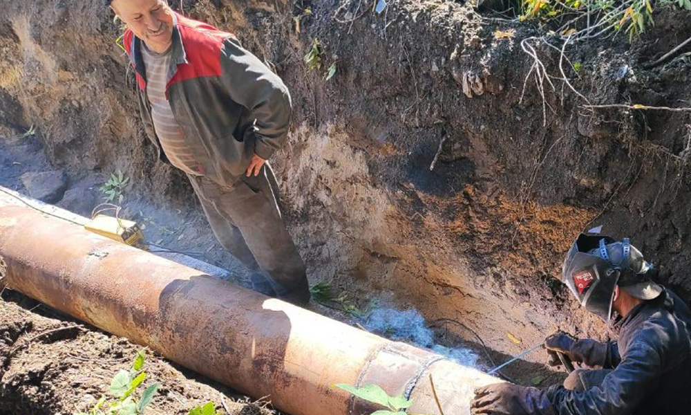В Омске обустраивают ливневку на улице Новоомской