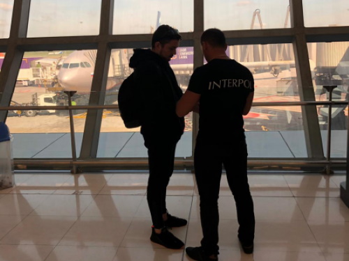 Обокравший одну из омских фирм преступник доставлен Интерполом из Таиланда в РФ