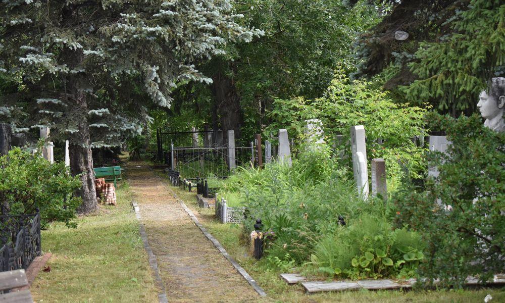 На двух закрытых кладбищах Омска разрешили захоронения 