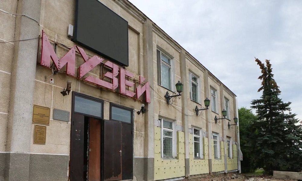 Виталий Хоценко посетил историко-краеведческий музей в Полтавском районе, где полным ходом идёт капитальный ремонт