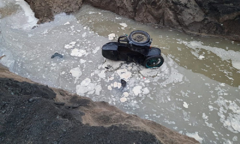 На трассе Омск — Муромцево —Седельниково мотоциклист провалился в траншею и погиб 