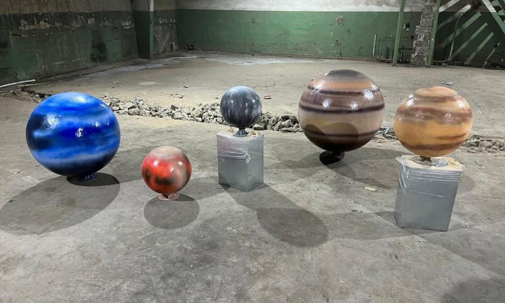 После инцидента с похищением Солнца у ДК «Звёздный» решили убрать и все планеты