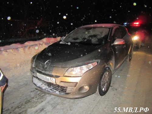 Пьяный омич без прав на угнанном Renault въехал в сугроб