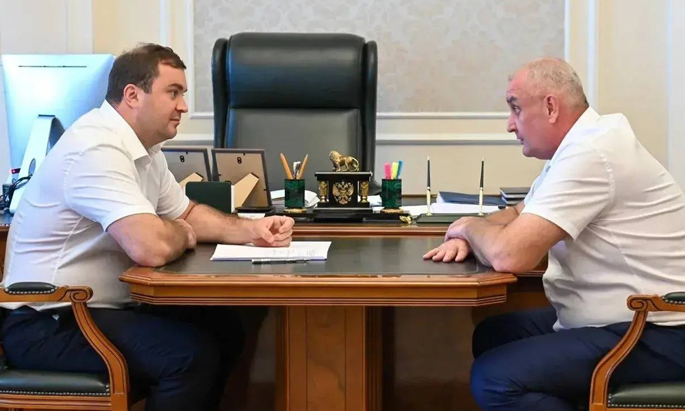 Виталий Хоценко обсудил развитие Русско-Полянского и Любинского районов с их главами